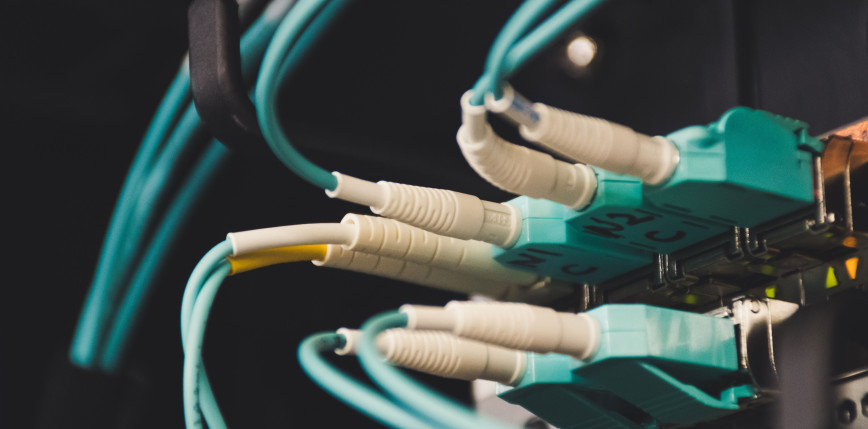 Chiński światłowód przesłał 51,3 Tb/s na ponad 200 km. Koniec ograniczeń internetu?