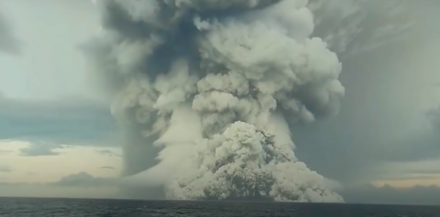 Tonga: fale tsunami wywołane przez erupcję wulkanu