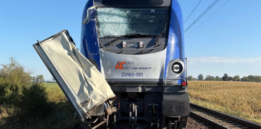 Zderzenie pociągu z ciężarówką w Książkach. Pasażerowie cali i zdrowi