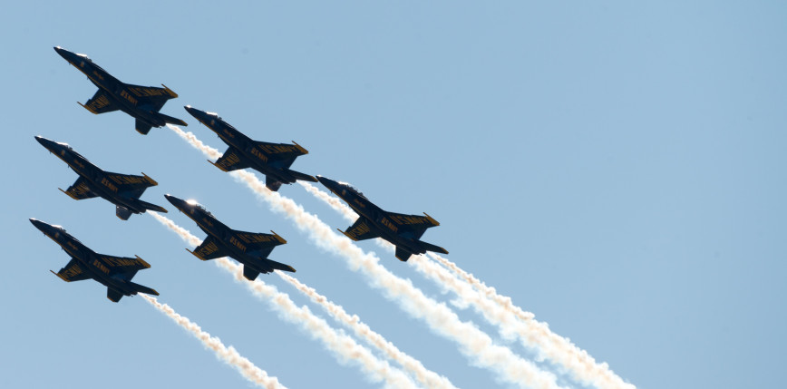 Spektakularny i kontrowersyjny przelot Blue Angels nad plażą w Pensacoli