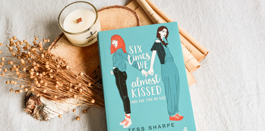 „Six times we almost kissed (and one time we did)” Tess Sharpe [RECENZJA]