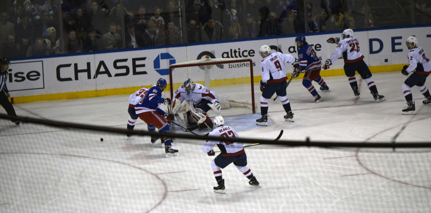 NHL: Rangers gromią Flyers, pierwsza porażka Suttera za sterami Flames