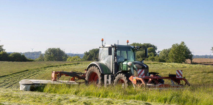 Wciągnięty przez maszynę rolniczą. 70-latek cudem przeżył. 