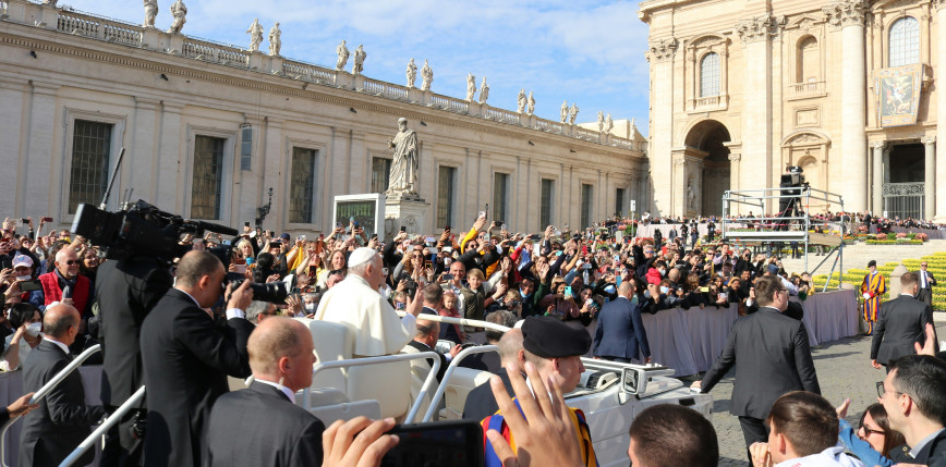 Papież Franciszek z wizytą w Indonezji. Nawołuje do zawieszenia broni w Gazie i zwalczania ekstremizmu w religiach.