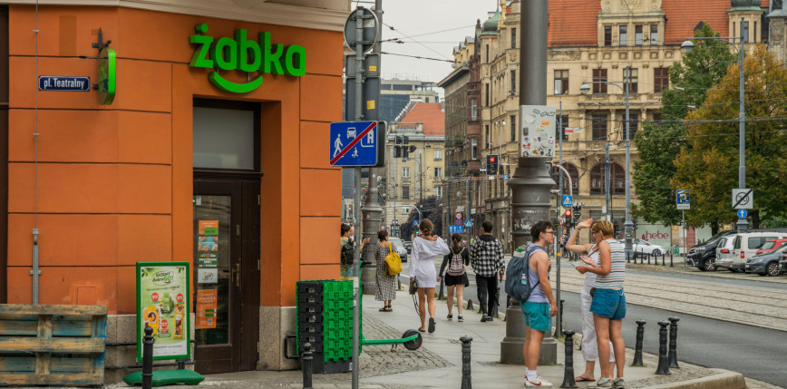 Żabka i Biedronka otwiera sezonowe sklepy. Gdzie pojawią się nowe placówki?