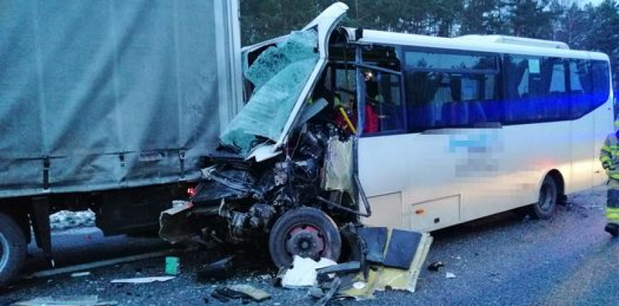 Wypadek na trasie S8. Zderzenie autokaru i dwóch ciężarówek