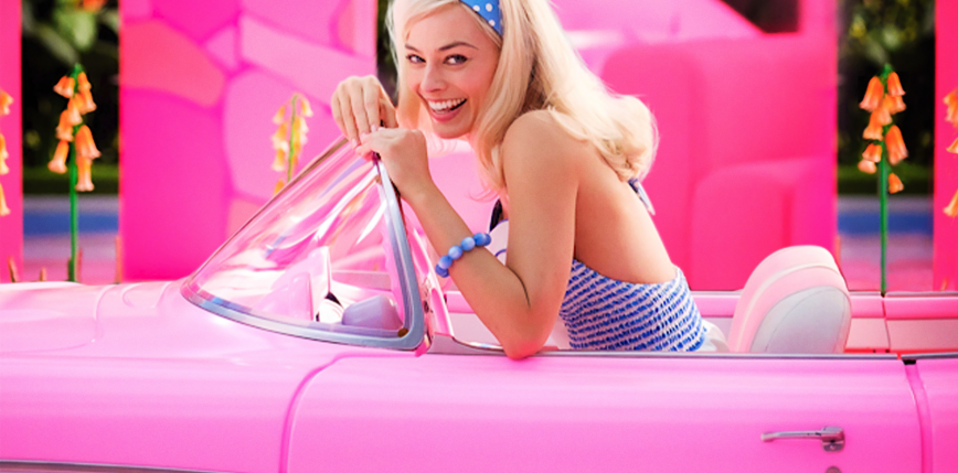 Margot Robbie i Ryan Gosling w kolorowych strojach z lat 90. na zdjęciach z „Barbie”