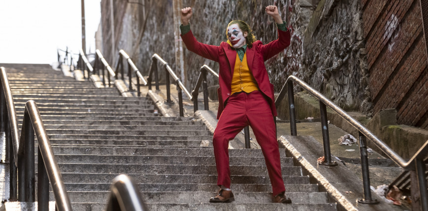 Joaquin Phoenix jako Książę Zbrodni na zdjęciach i filmach z planu „Jokera 2”