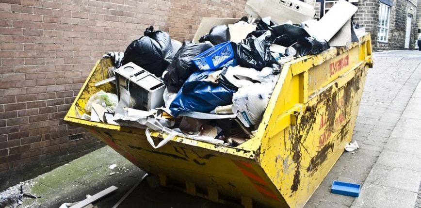 Australia: 13-latek zmiażdżony przez śmieciarkę