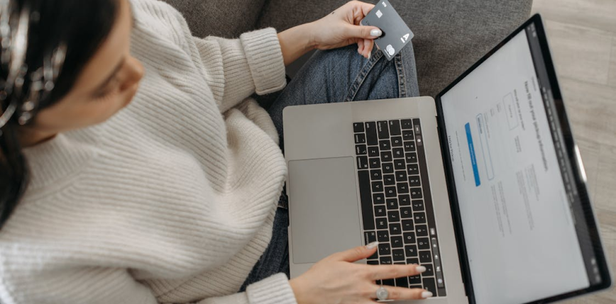 Jak płacić w internecie z telefonu i nie dać się złapać na oszustwo?