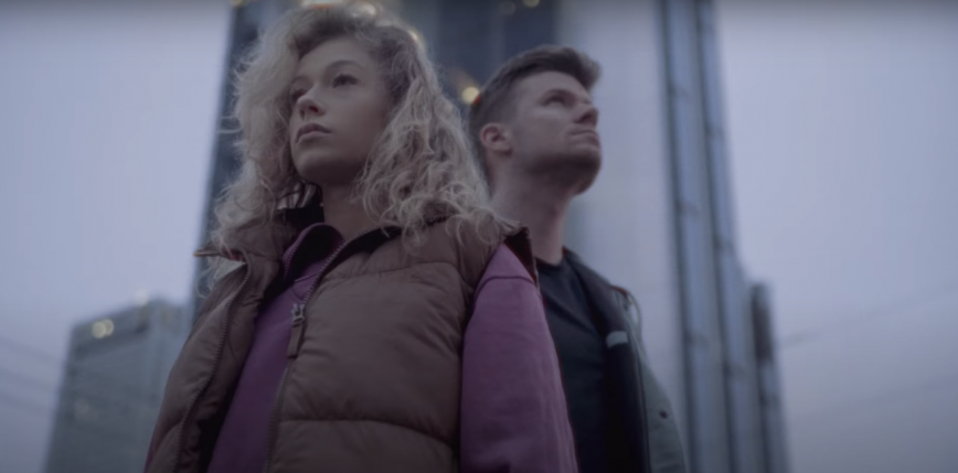 Zuza Jabłońska i Pawbeats w piosence "Chillout"