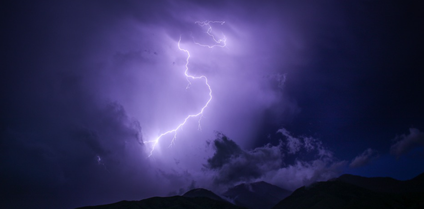Przerwane lato: front atmosferyczny przynosi ulewne deszcze i gwałtowny spadek temperatur