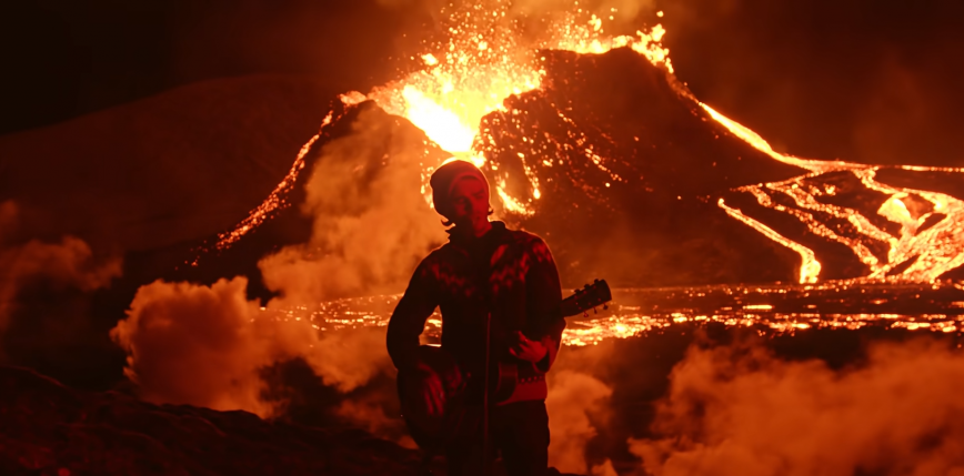 Akustyczny występ wokalisty KALEO podczas erupcji wulkanu na Islandii