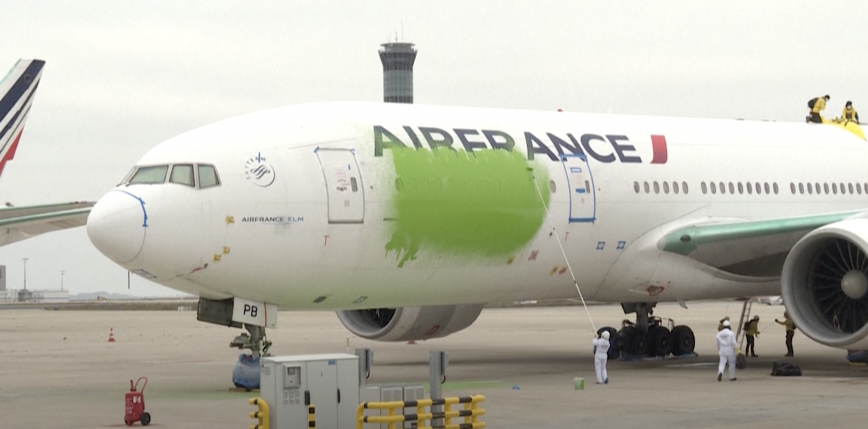 Francja: aktywiści Greenpeace dostali się na płytę lotniska i pomalowali samolot