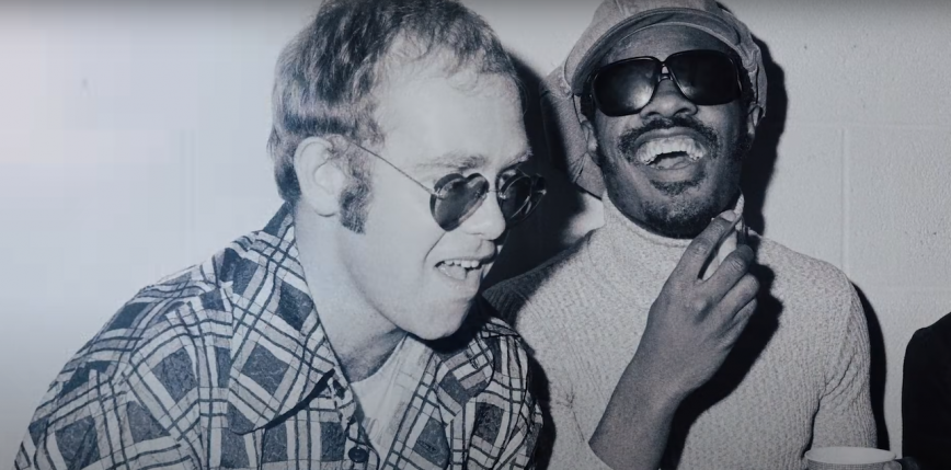 Elton John i Stevie Wonder w teledysku do piosenki "Finish Line"