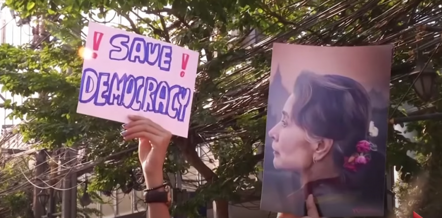 Mjanma: kierowca wojskowej ciężarówki wjechał w protestujących ludzi 