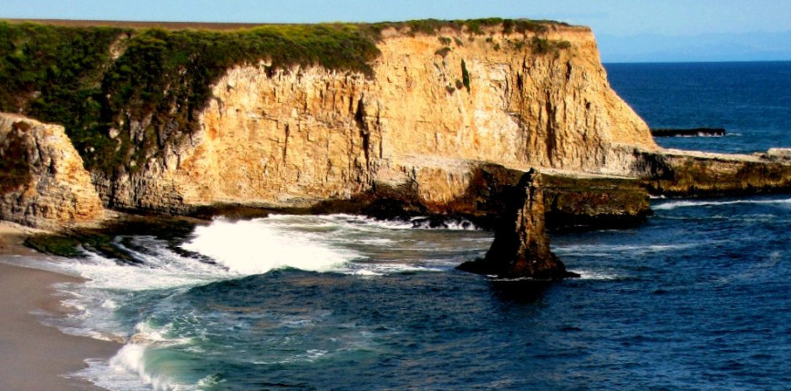 Wstrząsające zdarzenie w USA. Dwie młode kobiety spały na plaży, zostały porwane przez ocean