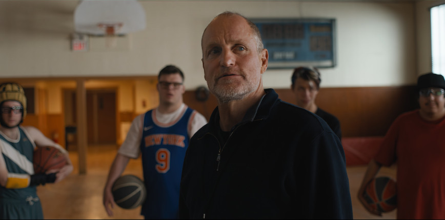 Woody Harrelson trenerem koszykówki w pierwszym zwiastunie „Champions”