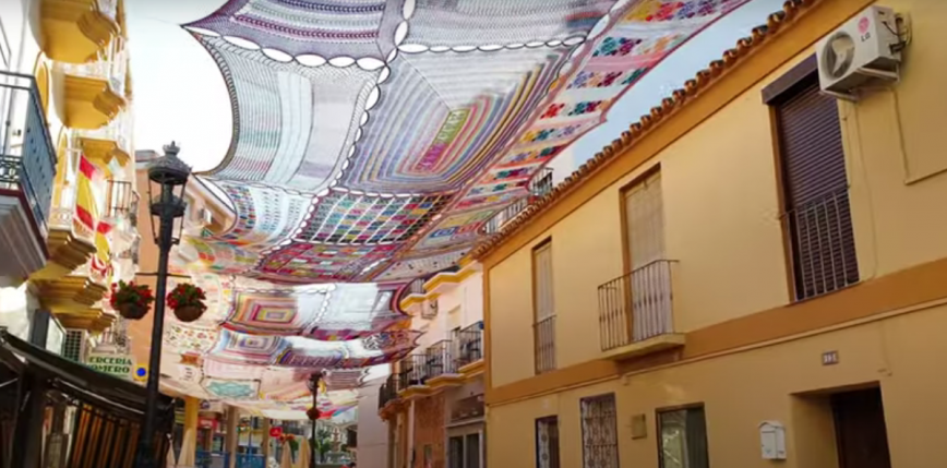 Dziergany baldachim zapewnia kolor i cień w hiszpańskim mieście