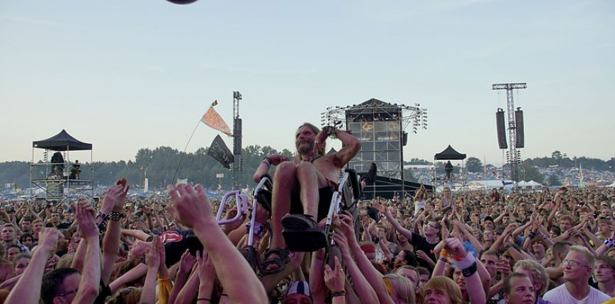 Bezproblemowy start 32. Festiwalu Pol'and'Rock: Policja i zespoły medyczne kierują się na lotnisko w Czaplinku