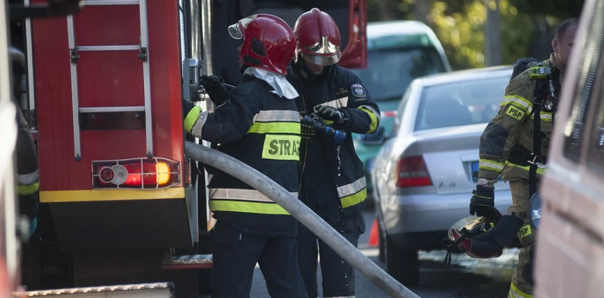 Zderzenie opla z porsche na A2. Kierowca trafił do szpitala