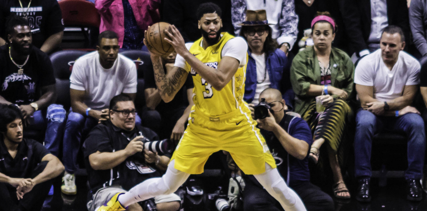 NBA: Lakers wygrali po dogrywce, Warriors pokonali Suns